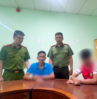 Tạm giữ người đàn ông đánh bé trai con riêng của 'vợ hờ'