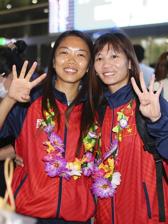 Tuyển nữ Việt Nam hạnh phúc ngày trở về