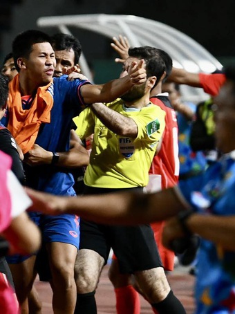 Báo Marca chê trách trọng tài trận U22 Indonesia với Thái Lan