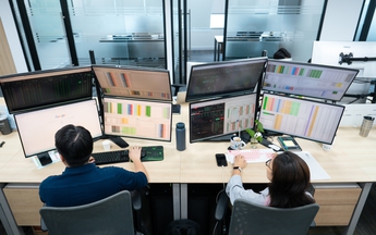 Chứng khoán Việt đang ở đâu so với giá vàng?