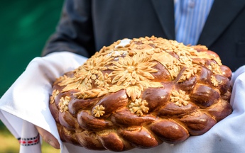 Ăn bánh korovai, mong trời xanh đồng thắm...