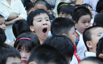 Con em ta học như thế nào?
