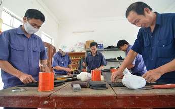 Theo chân đội đóng giày đặc biệt