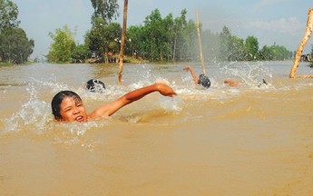 Học bơi trong vùng lũ