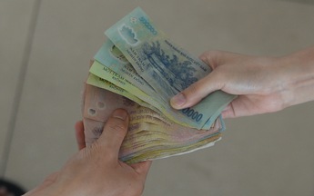 Bảo vệ người đi vay thế nào đây?