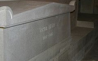 Chiếc áo khoác bên mộ Hugo