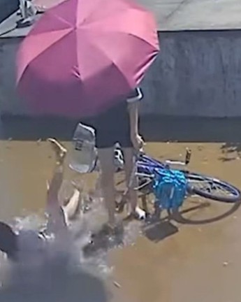 Em gái chạy ra cứu chị suýt ngã nhưng... không đáng kể