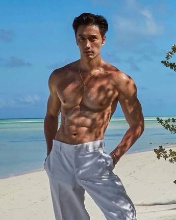 'Ma cà rồng' showbiz Singapore gây choáng với body tượng tạc ở tuổi 59