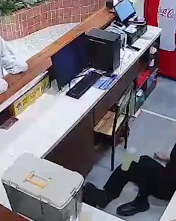 Thanh niên té ngửa vì bị 'Hồ Ly Thư Sinh' ghé thăm