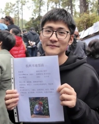 Vác mặt đến chợ mai mối, giám đốc 'giả nghèo' bị chê trình độ thấp