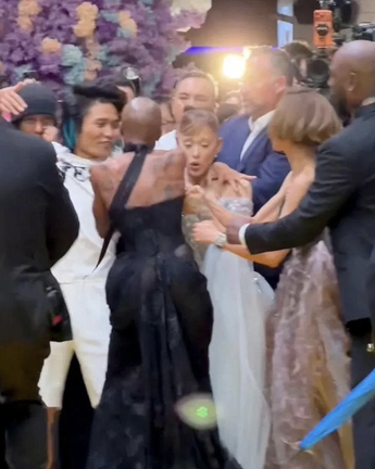 Chân dung fan cuồng 'tấn công' Ariana Grande trên thảm đỏ