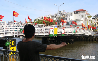 Ho Chi Minh City streets adorned with national flags ahead of national reunification anniversary