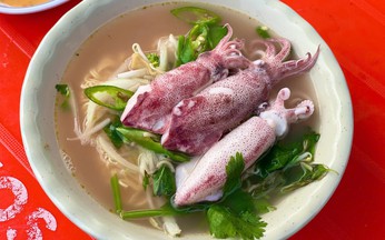 Young Vietnamese flock to Da Nang beach for instant noodles with fresh squid