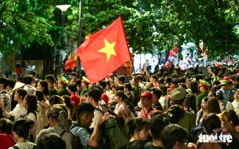 Tens of thousands fill Ho Chi Minh City streets overnight for Reunification Day parade