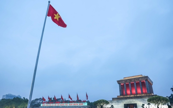 Ba Dinh Square hosts special flag-raising ceremony to mark Vietnam’s 50th Reunification Day