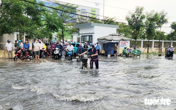 Rain floods street outside suburban Ho Chi Minh City hospital, stranding patients