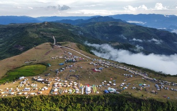 In Vietnam, remote meadow draws 6,000 visitors for cloud-watching festival
