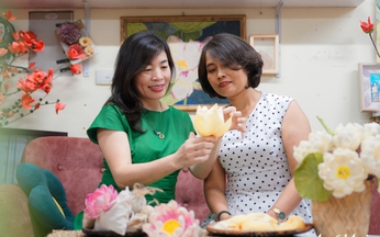 Hanoi artist transforms corn husks into exquisite floral art
