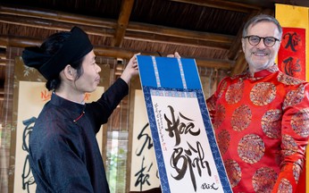 France’s envoy dons ‘ao dai,’ highlights ties during Hanoi cultural visit