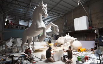 Giant horse sculptures take shape for Ho Chi Minh City’s Nguyen Hue Flower Street 2026