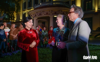 Vietnam, UK dignitaries attend cultural visit at Hanoi art museum
