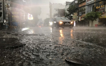 Ho Chi Minh City sees heavy rain after prolonged heat, thunderstorms expected to persist