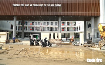 Muddy road outside downtown Da Nang school frustrates parents