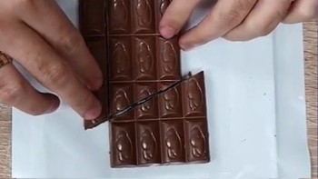 Cách ăn trộm kẹo socola không bị phát hiện