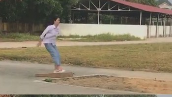 Khi con gái học nhảy xa