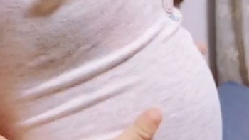 Em bé với cái bụng tròn đáng yêu