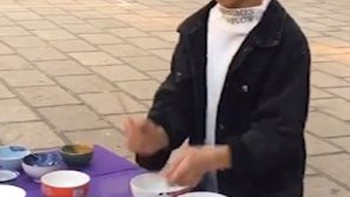 Tuyệt kĩ chơi nhạc bằng chén đũa
