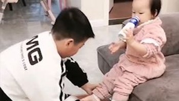 Cậu bé sai em gái rửa chân và cái kết khi bố về