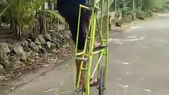 Chàng trai chạy xe đạp 3 tầng tự chế