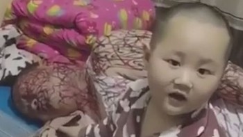 Cậu bé vẽ nguệch ngoạc khắp người ba đang ngủ