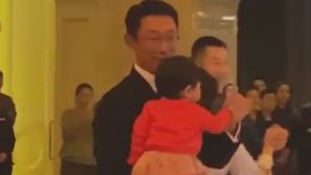 Bố khiêu vũ với con gái nhỏ siêu đáng yêu