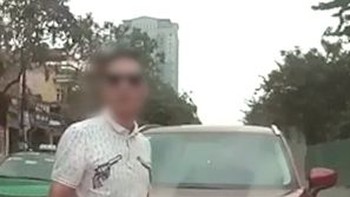 Tài xế ôtô chạy lấn làn còn hổ báo, phải hạ giọng khi gặp công an
