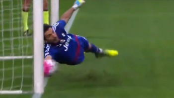 Những pha bóng thoát thua ngay trên vạch vôi nhờ công nghệ Goal-line