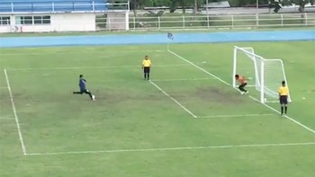 Quả penalty khó tin biến "kẻ khóc người cười" trong 10 giây