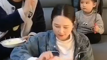 Hai bố con "song kiếm hợp bích" trộm tiền lì xì trước mặt mẹ