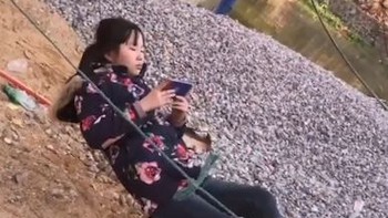 Cô gái nằm trên dây như Tiểu Long Nữ