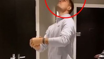 Cầu thủ bóng đá tạo trào lưu vừa tâng bóng vừa rửa tay
