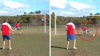 Cú đá penalty vô tình triệt hạ thủ môn