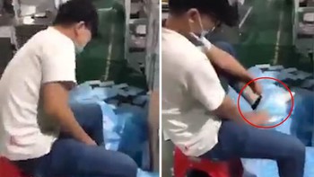 Công nhân Trung Quốc dùng khẩu trang lau giày khiến nhiều người phẫn nộ