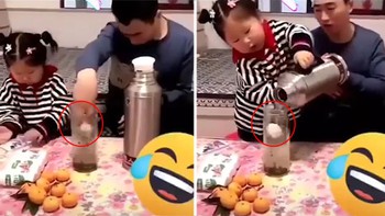 Bố thử thách con gái lấy nắp phích nước ra khỏi bình