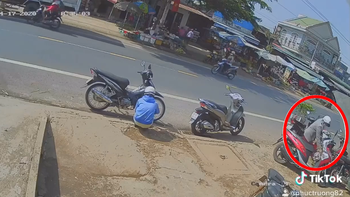 Người phụ nữ đi SH trộm bịch thức ăn của người đi chợ