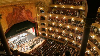 Argentina: xưởng khẩu trang "chất nhất quả đất", ngay trong Teatro Colón
