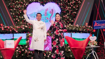 Nghệ sĩ Hồng Vân, Quyền Linh 'ăn mừng' khi 'Bạn muốn hẹn hò?' đạt nút vàng YouTube
