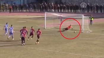 Trọng tài cho 3 lần sút lại penalty, cầu thủ vẫn đá không vào