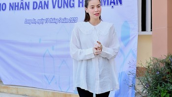 Giữa nắng nóng 40 độ, Hồ Ngọc Hà cùng con trai mang nước sạch đến người dân miền Tây