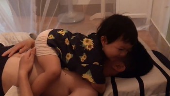 Con gái giành bố với mẹ, đụng vào bố là đẩy tay ra